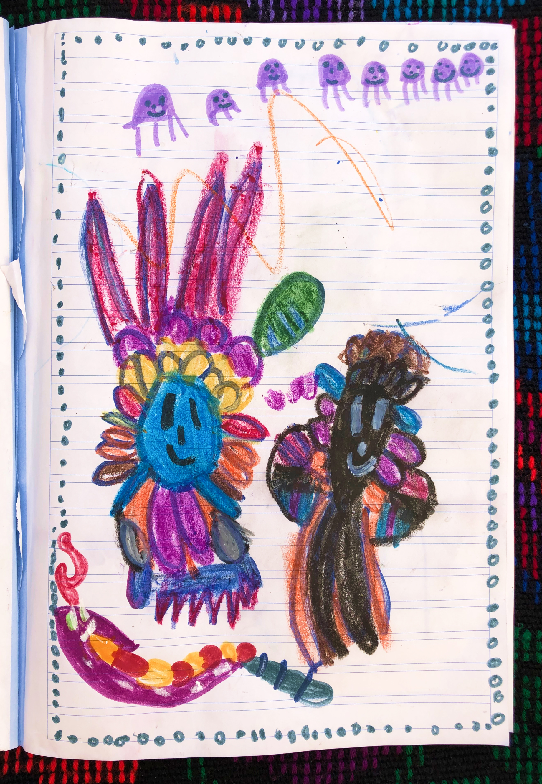 un pez flauta y dos medusas